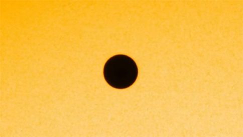 Θεά η Αφροδίτη σε εικόνες και βίντεο από τους παπαράτσι της NASA